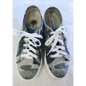 Moving Sale! EUC Steve Madden Emmi Camoflauge Sneaker Size 8 Super Clean!